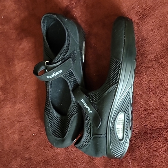 Mesh strapped shoes, size unsure - Picture 2 of 5